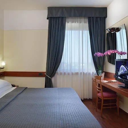 Otel Airport 4*